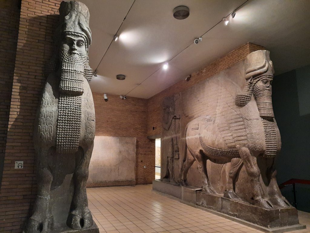 Esculturas monumentales de Lamassus procedentes del Palacio de Sargón II en Khorsabad, Irak. Se exhiben en el Museo Británico