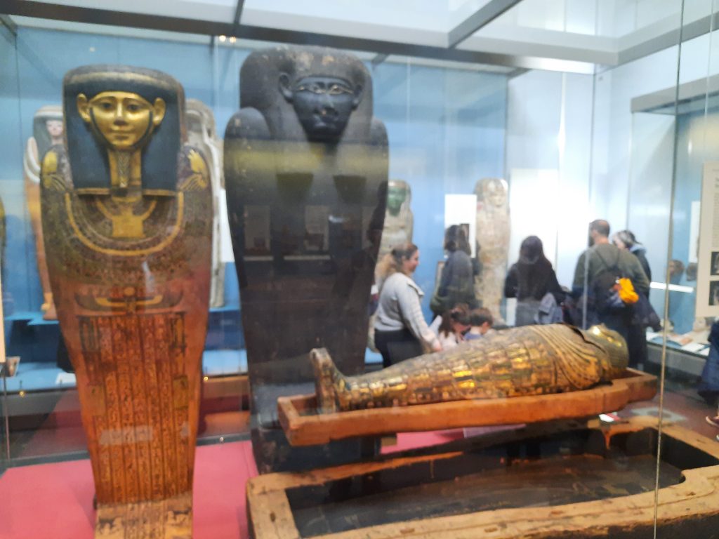 Ataudes de la tumba de Hornedjitef en el Museo Británico