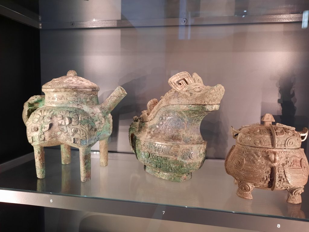 Objetos rituales de bronce de la dinastía Shang procedentes de la necrópolis de Anyang, Henan. Museo Británico