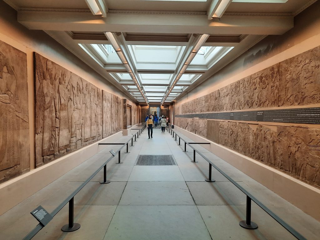 Galería de relieves asirios procedentes de Nínive en el Museo Británico
