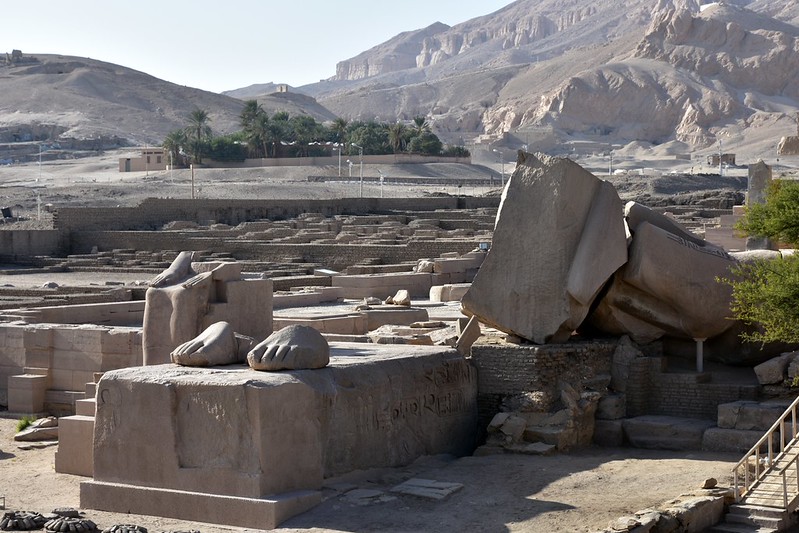 restos de una escultura colosal del Ramesseum