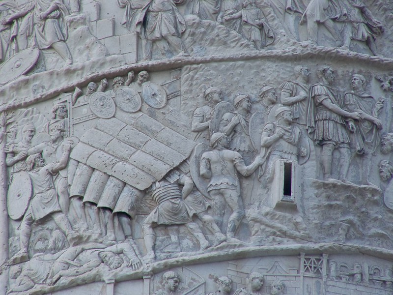formación romana en testudo en la Columna Trajana en Roma