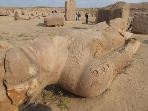 Escultura caída de un faraón egipcio en la antigua capital de Tanis