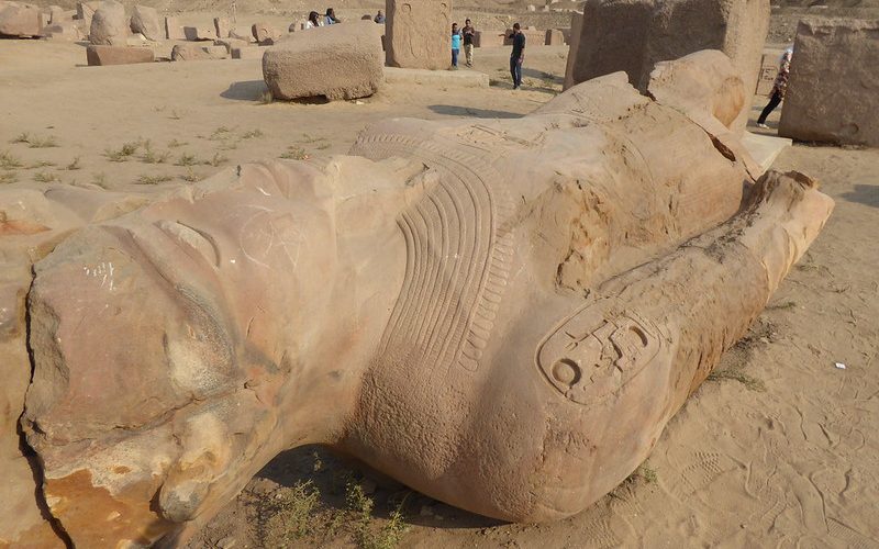 Escultura caída de un faraón egipcio en la antigua capital de Tanis