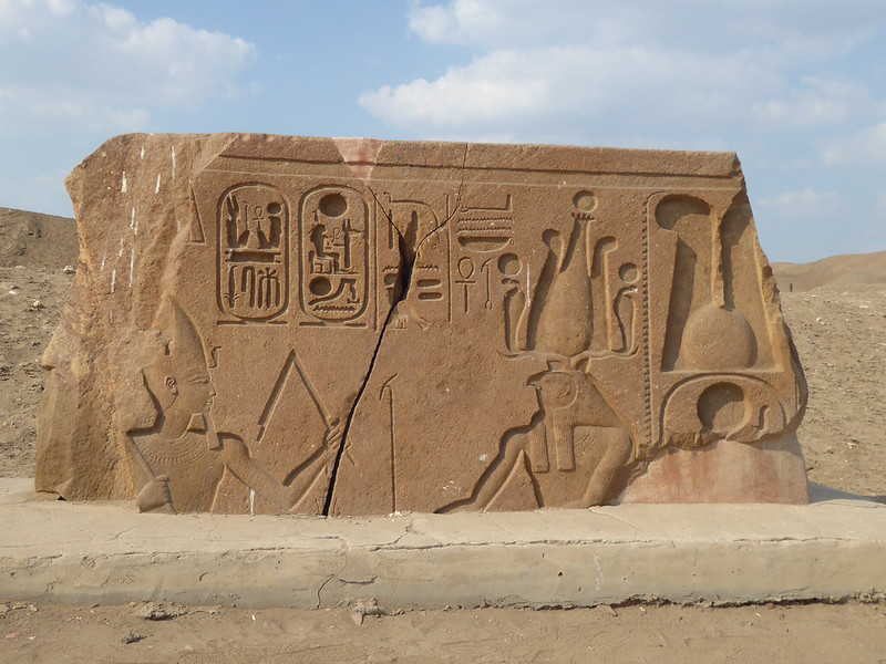 Relieve con jeroglíficos egipcios en Tanis