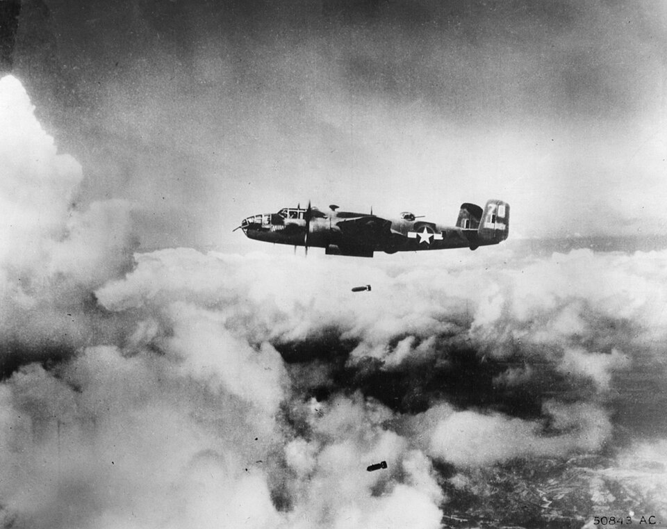 Bombardero B-25 Mitchell lanzando bombas sobre Italia en 1943