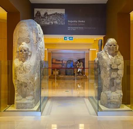 esculturas de la puerta de las esfinges de Hattusa en el museo Boğazköy