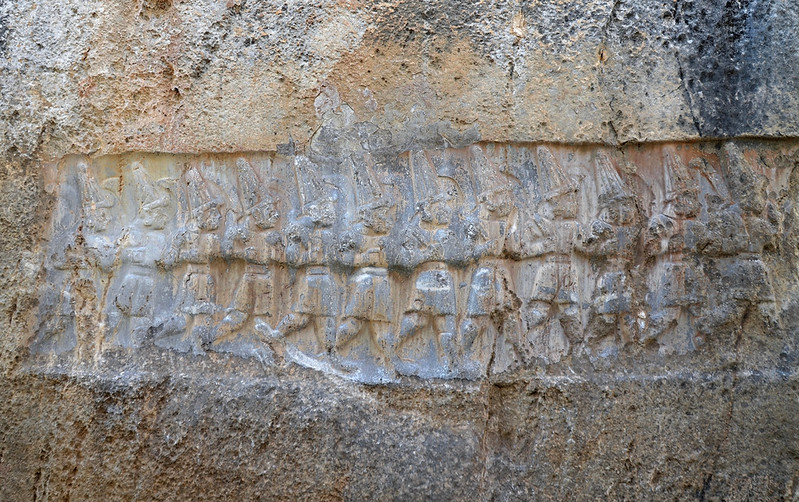 Muro occidental de la cámara B de Hattusa con la representación de los 12 dioses del Inframundo