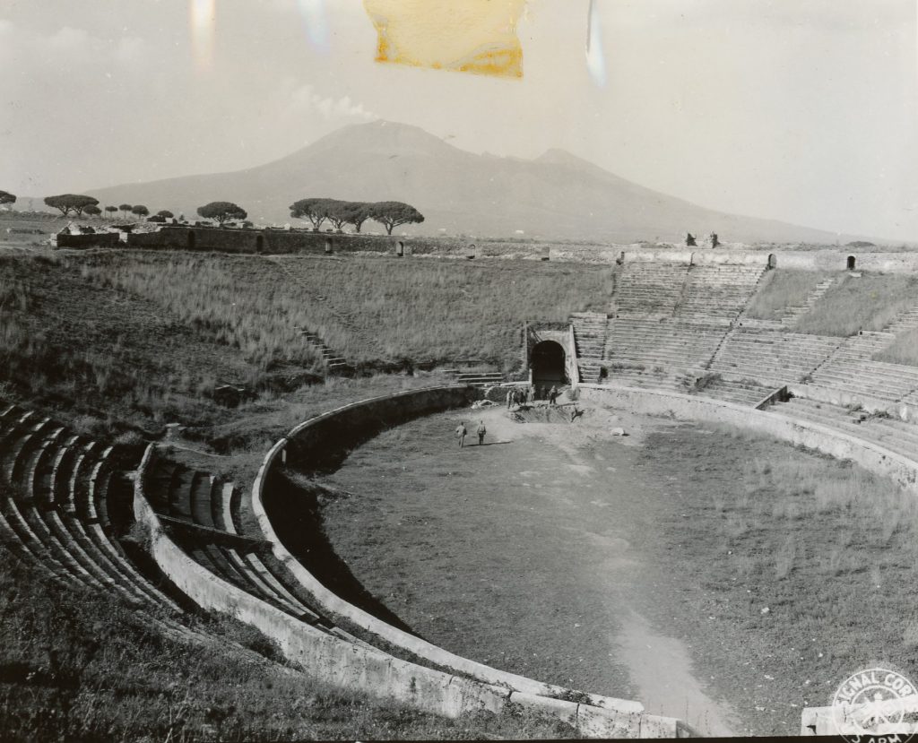 Anfiteatro romano de Pompeya con un cráter producido por el bombardeo aliado de 1943