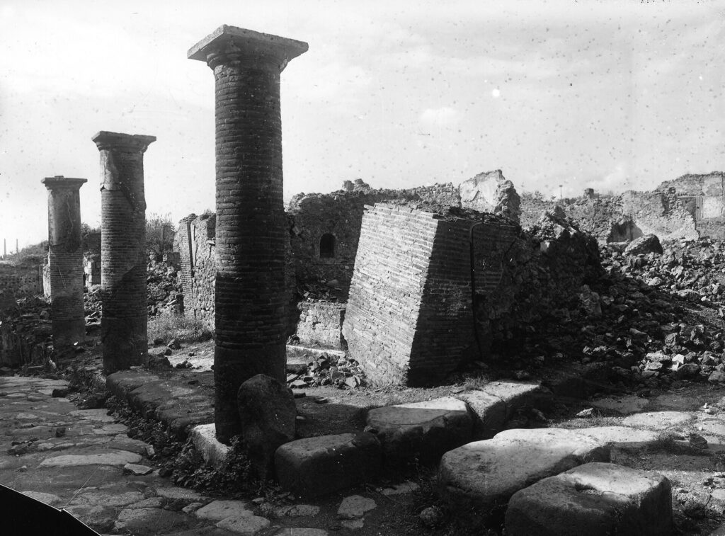 Daños de la insula occidentalis en la Regio VII de Pompeya tras los bombardeos aliados de 1943