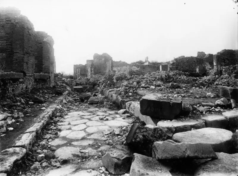 Via del Vesuvio, entre la Casa del Fauno y la Casa de Cecilio Jocundo.