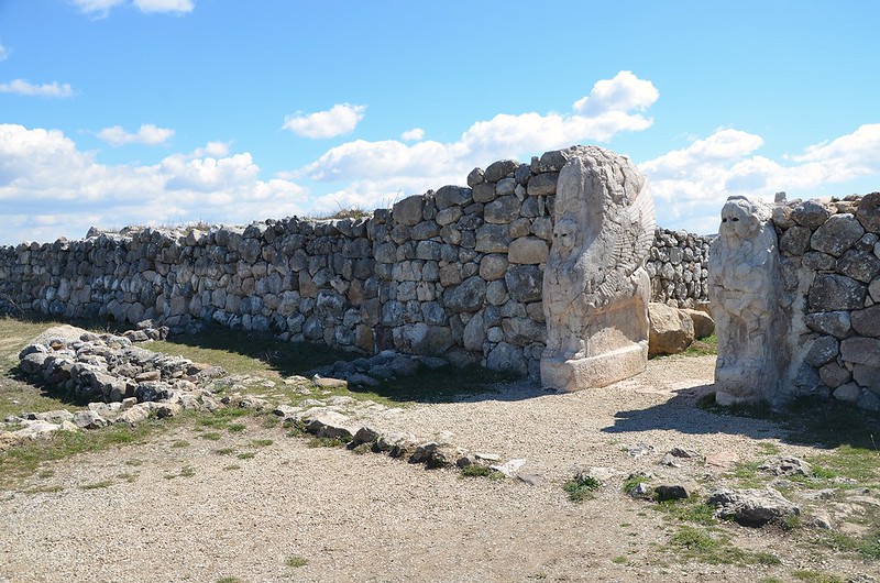 Colina de Yerkapi en Hattusa con la Puerta de las Esfinges