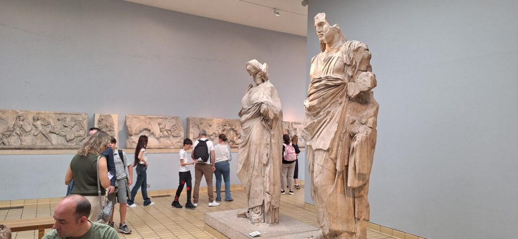 las colosales esculturas de Mausolo y Artemisia del Mausoleo de Halicarnaso, en el Museo Británico de Londres