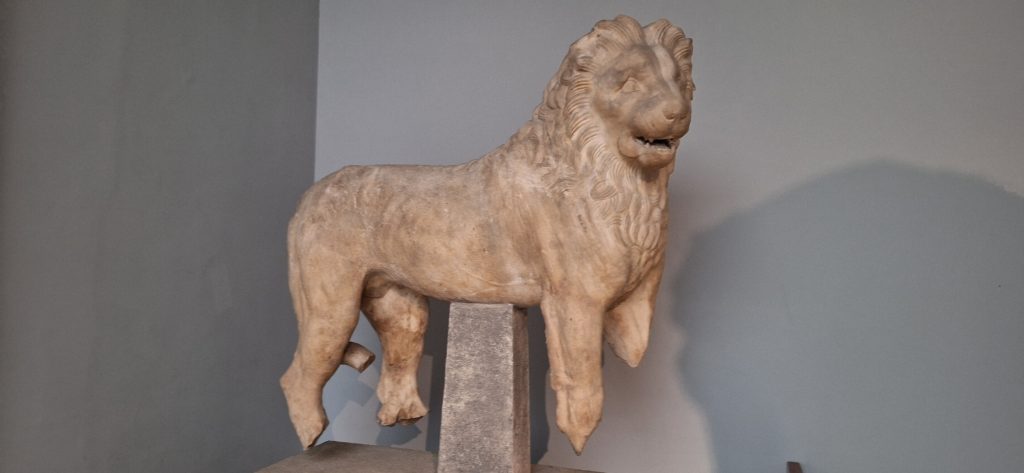 escultura de un león del Mausoleo de Halicarnaso, hoy en el Museo Británico de Londres