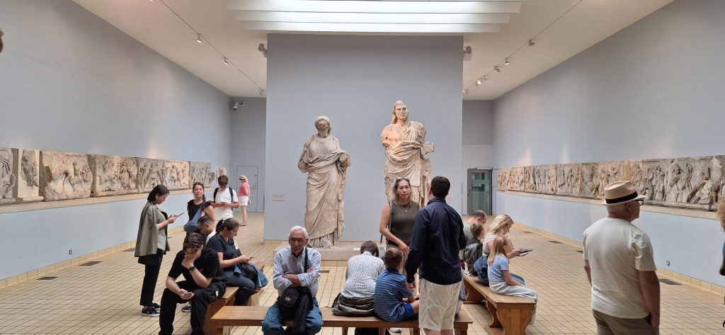 esculturas y frisos del Mausoleo de Halicarnaso en el Museo Británico de Londres