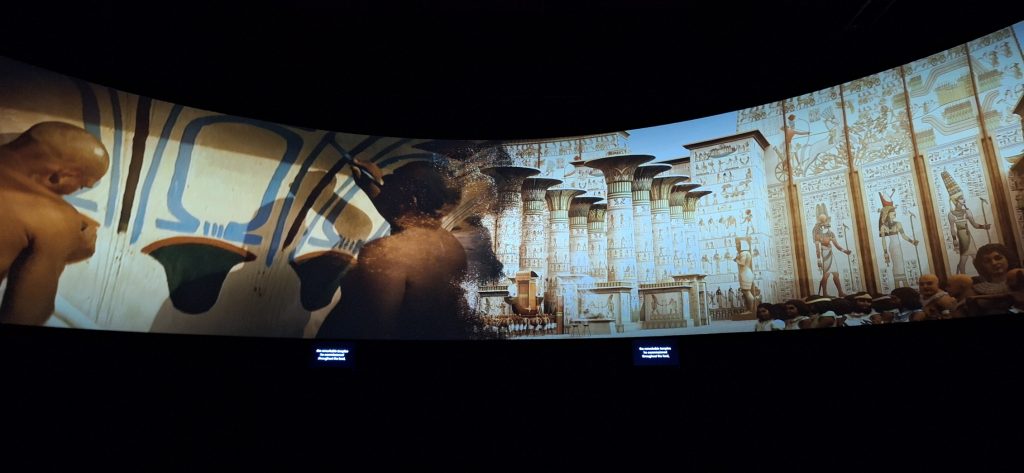 escena del teatro audiovisual de la exposición de Ramses el Grande en Londres
