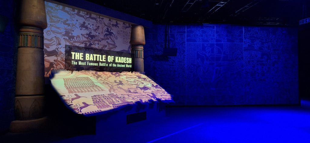 Panel audiovisual de la batalla de Qadesh en la exposición de Ramsés II en Londres