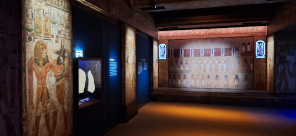 área expositiva de los Constructores de tumbas en la exposición de Ramsés II en Londres