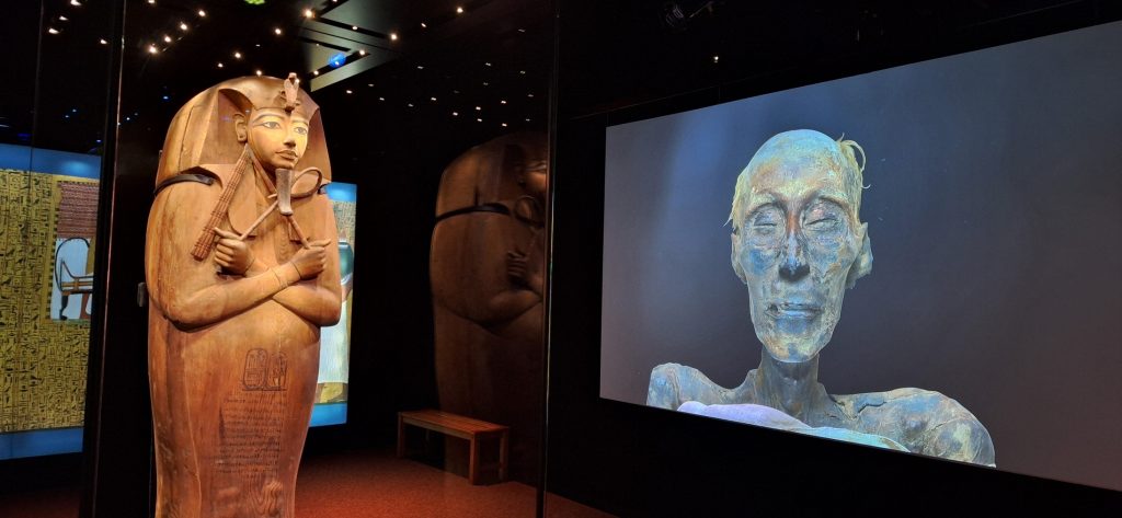 Ataúd de Ramsés II y fotograma de su momia