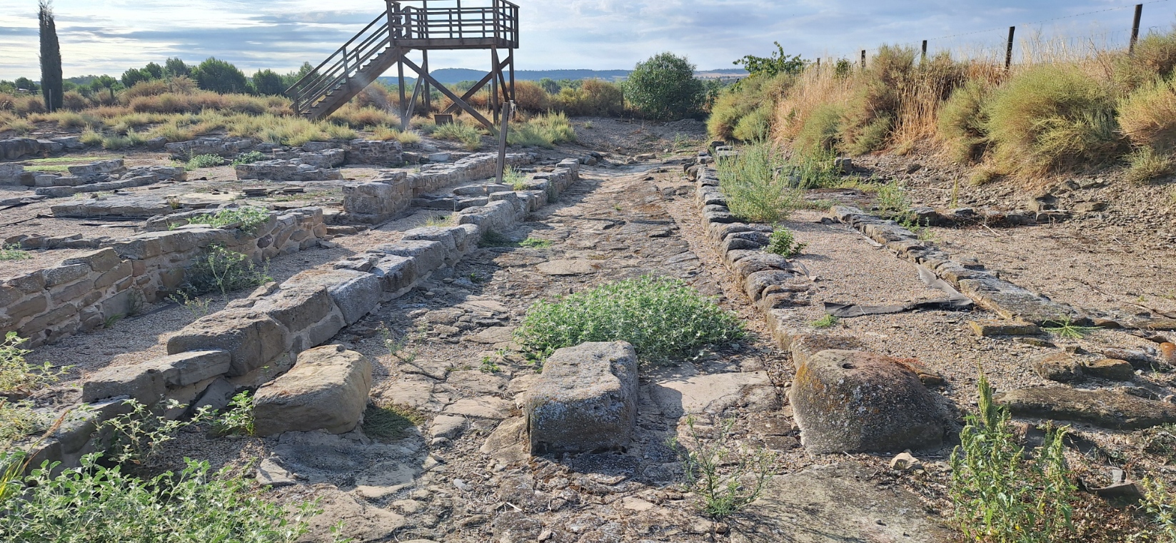 calle pavimentada de la ciudad romana de Cara, Santacara