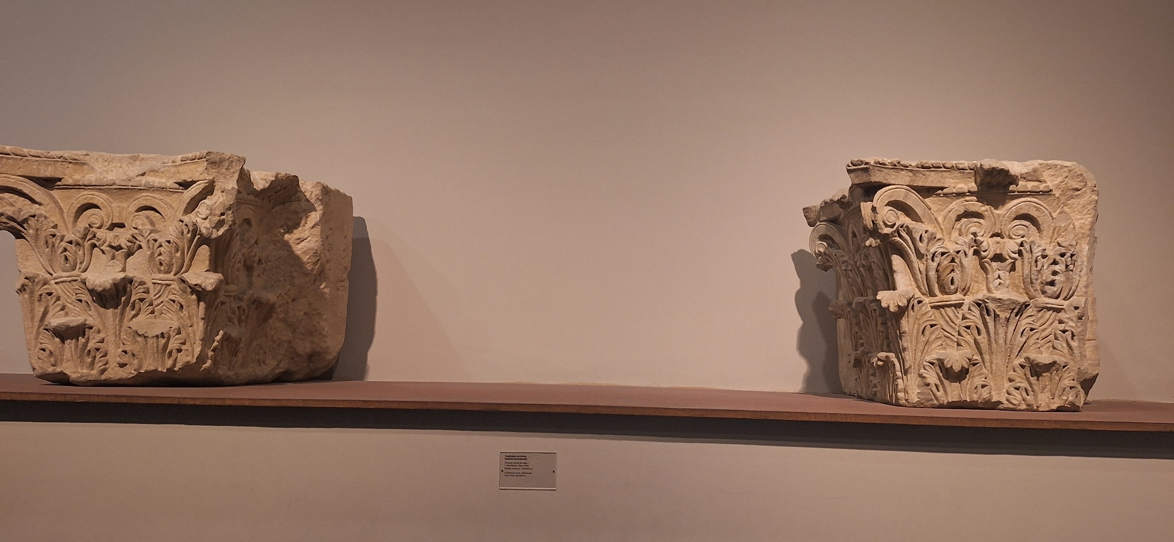 capiteles corintios hallados en la ciudad romana de Cara, Santacara, Navarra