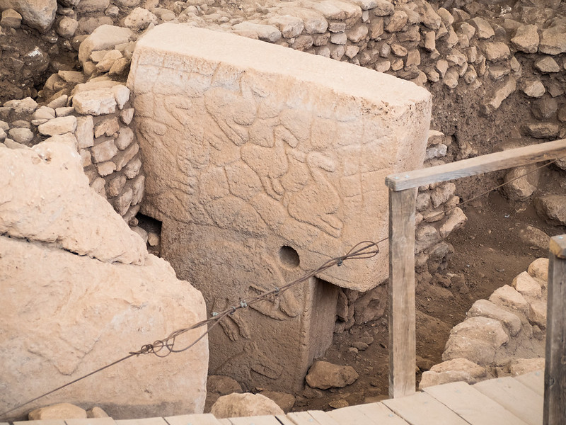 Edificio C. Losa perforada de la entrada meridional, con relieve de jabalí bajo el vano