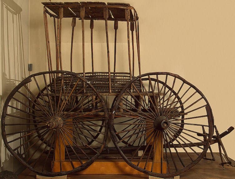Carro de cuatro ruedas procedente del Kurgán 5 de Pazyryk. Museo Estatal del Hermitage, San Petersburgo.