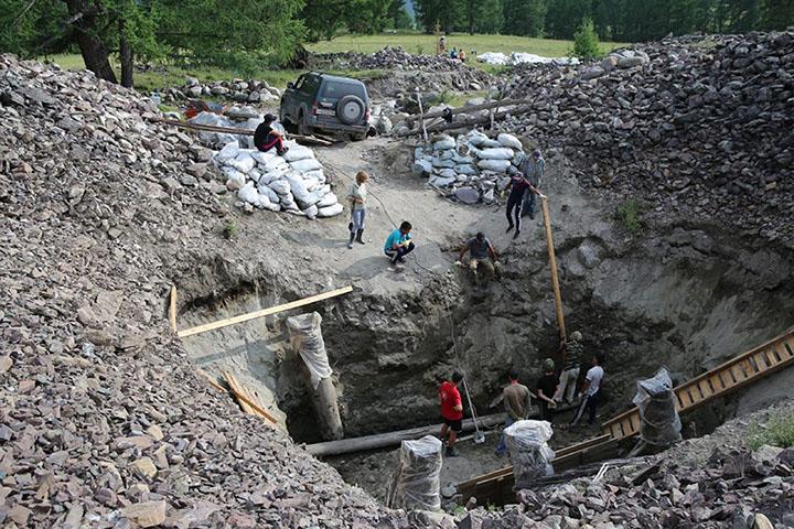 Reexcavación de la fosa funeraria del Kurgán 5 de Pazyryk en 2019. Los trabajos permitieron estudiar los restos de la estructura funeraria de madera que habían permanecido bajo el túmulo desde las excavaciones de Serguéi Rudenko de 1949.
